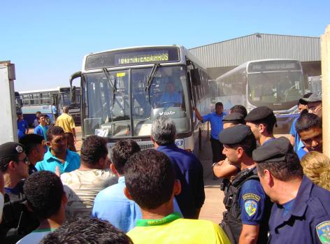 Mesmo sob ameaça, motoristas e cobradores mantém greve 