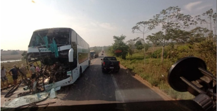 GRAVE: Acidente deixa ônibus interestadual destruído e vários feridos na BR-364