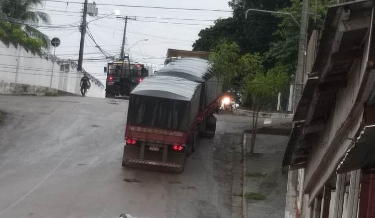 QUASE TOMBA: Carreta bi-trem não consegue subir ladeira e precisa ser rebocada na capital