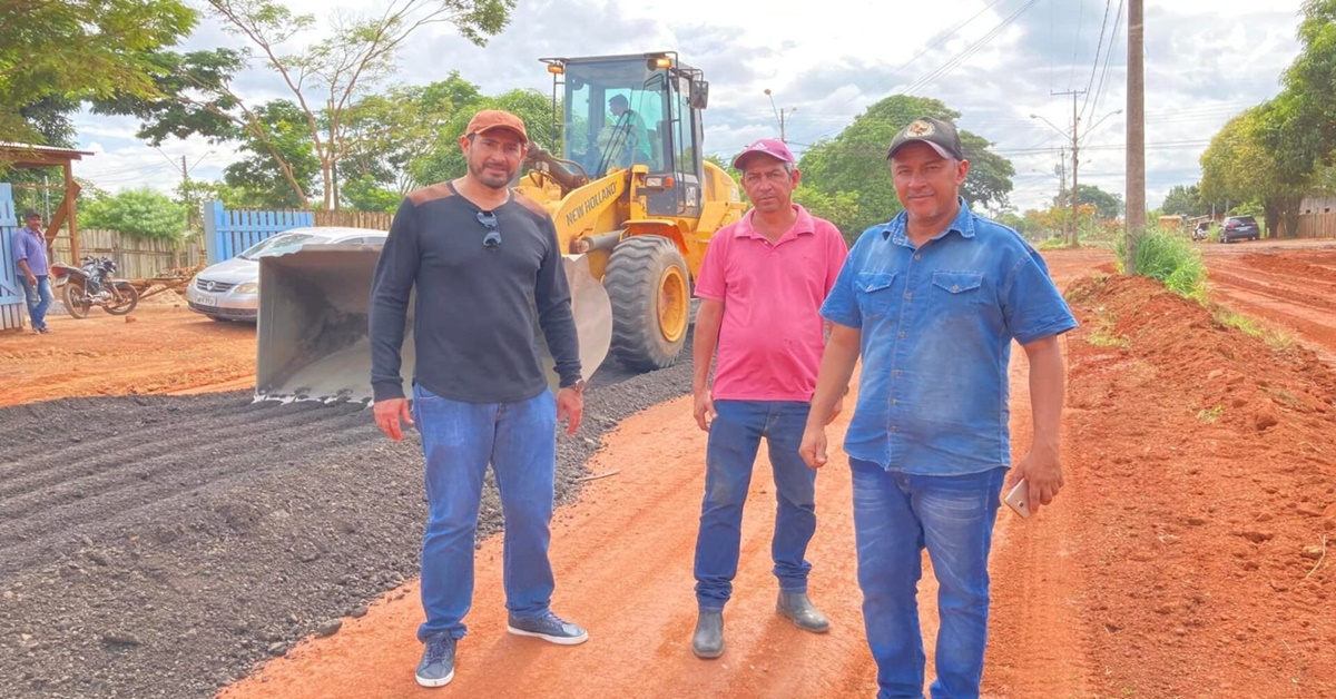 Márcio Pacele visita Distrito para acompanhar implantação de fresado nas vias