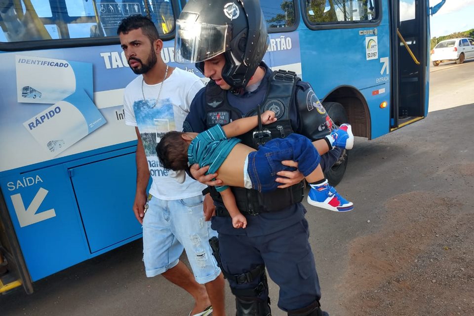 EMOCIONANTE: Menino de 2 anos tem parada cardíaca em ônibus e é salvo pela PM