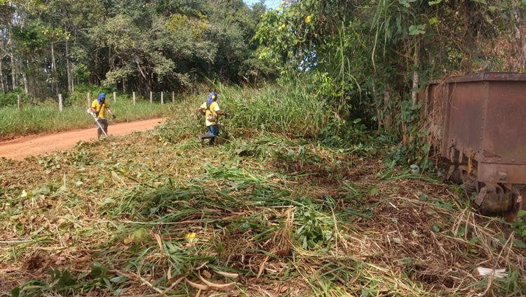 EDUCAÇÃO AMBIENTAL: Município atende comunidade Paulo Leal com atividades de limpeza