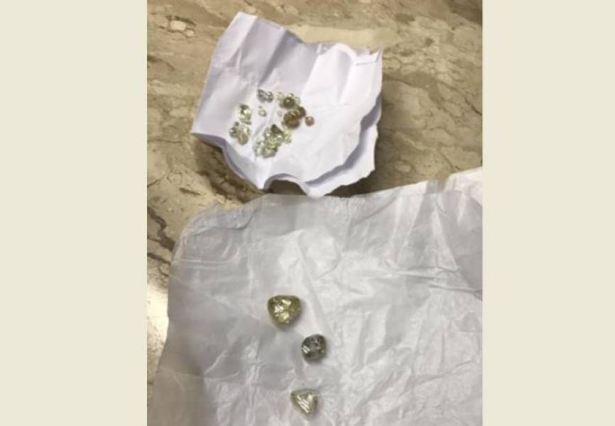 FLAGRA: Polícia Federal prende homem com 42 diamantes em RO