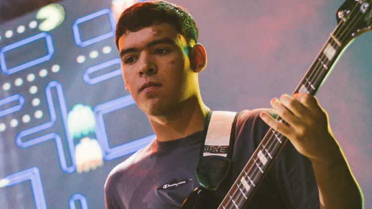 PEDRO BRASIL: Jovem lança o videoclipe 'Ando Meio Desligado', clássico do rock brasileiro