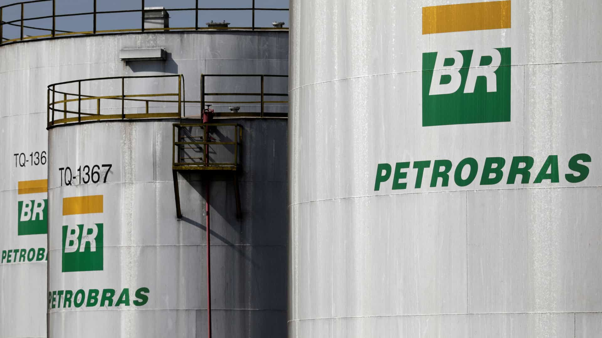 ECONOMIA: Petrobras busca tanques de terceiros para estocar a produção de gasolina