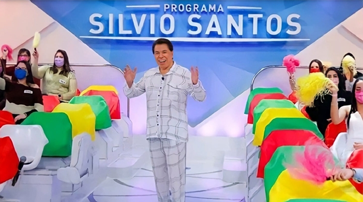 DIA DOS PAIS: Silvio Santos surpreende e grava programa especial de pijama