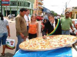 Vilhenense distribui pizza para protestar contra corrupção na política 