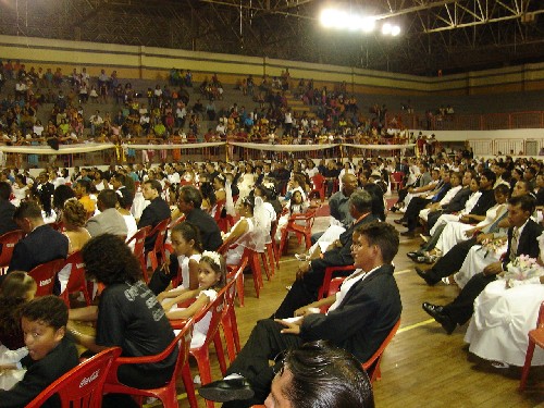 Casamento comunitário registra recorde de casais e lota ginásio - Veja fotos