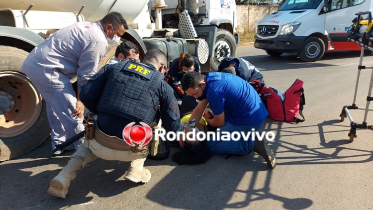 LIVRAMENTO: Motociclista escapa da morte ao ser atropelada por caminhão