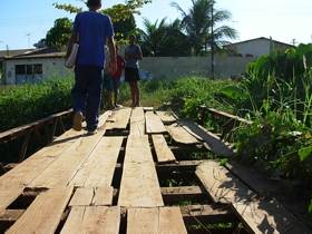 Ponte localizado em bairro da capital coloca vida de estudantes em risco - Veja foto