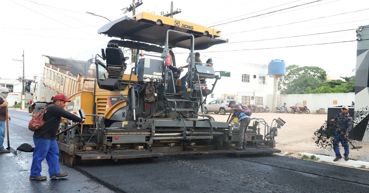 PAVIMENTAÇÃO: Prefeito Hildon Chaves acompanha recapeamento da rua Abunã