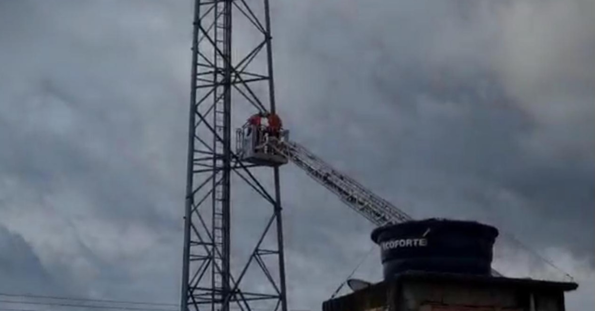 TRANSTORNADO: Jovem desce de torre após duas horas de negociação com equipes dos Bombeiros