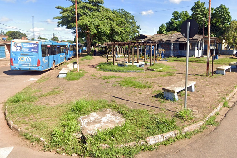 EDIMILSON DOURADO: Vereador solicita construção de lombada em frente à praça no Bairro Caladinho