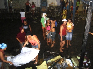 Rebeladas limpam pátio do presídio feminino