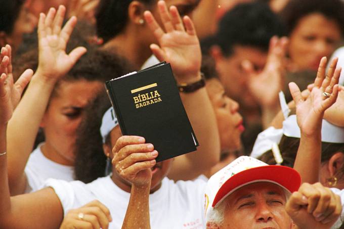 RELIGIÃO: Evangélicos devem ultrapassar católicos no Brasil a partir de 2032