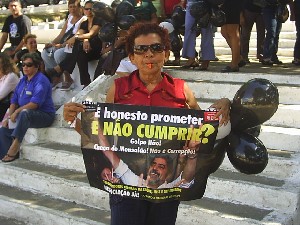 Ato de protesto nacional contra a corrupção mobiliza população na praça Getúlio Vargas