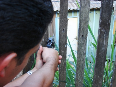 Foragido deflagra tiro dentro da casa e aumenta tensão no local