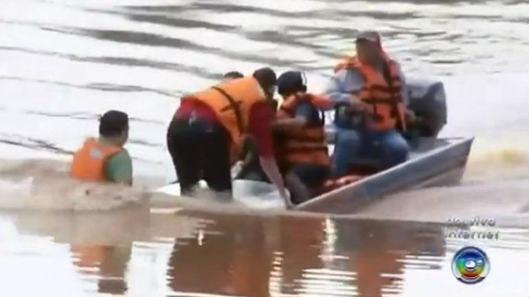 VÍDEO: Repórter da Globo passa por apuros em barco que afunda; assista