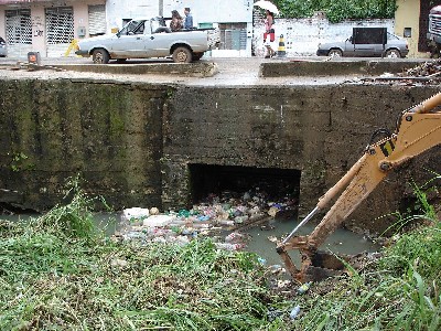 Semob retira entulho de canal no centro da cidade e pede apoio para evitar alagamento - Foto