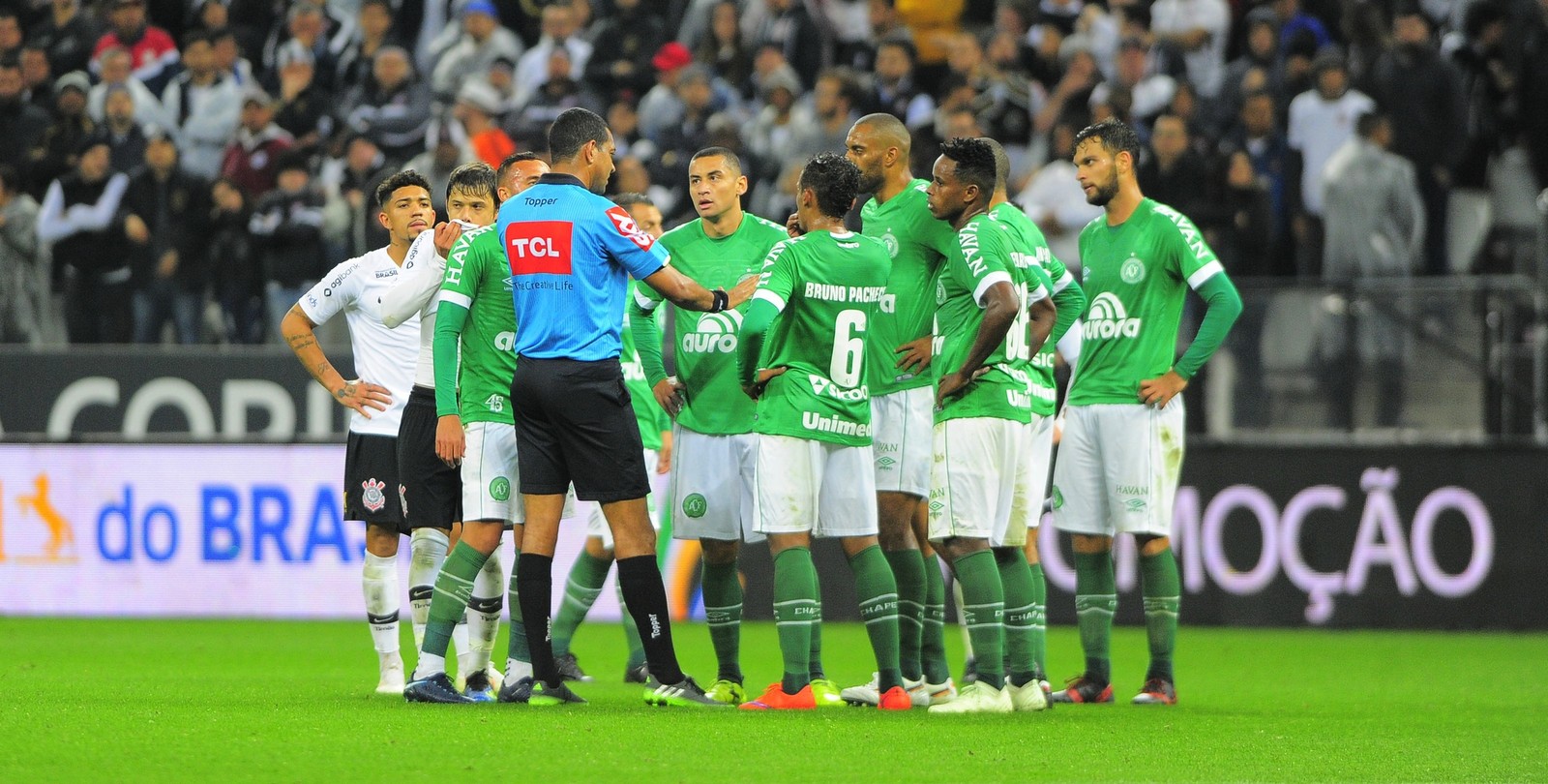 ASSISTA: VAR é utilizado para revisar possível pênalti em Corinthians x Chapecoense