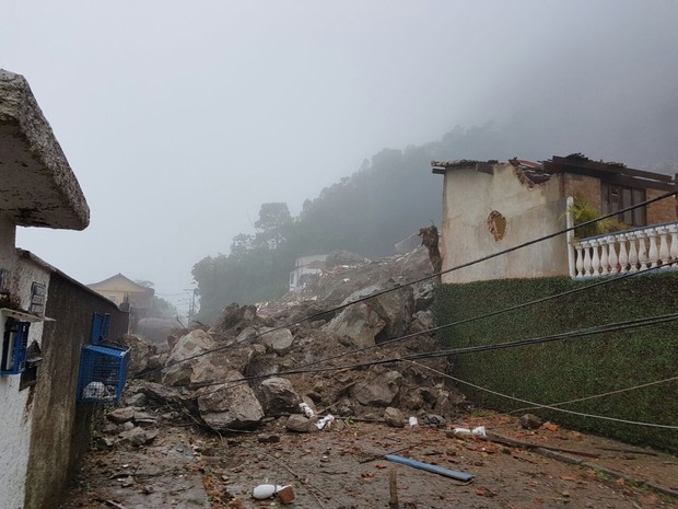 Desabamento provocado pelo temporal no Rio mata duas pessoas