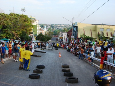 Corrida de Carrinhos de Rolimã leva dezenas de famílias ao centro da cidade