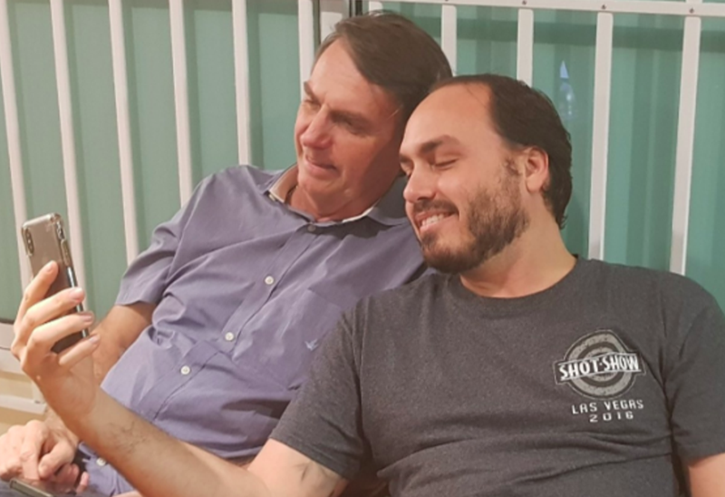 PARA PERÍCIA: Celso de Mello pede apreensão de celular de Jair e de Carlos Bolsonaro