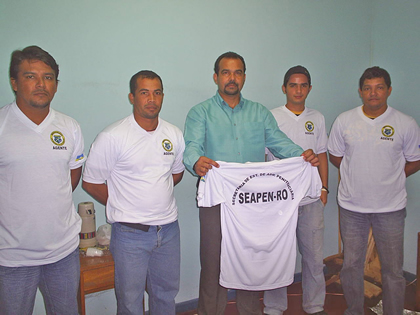 Agentes penitenciários recebem novos uniformes na Capital