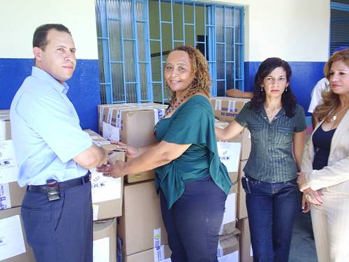 Estado entrega material esportivo para 43 escolas municipais da Capital