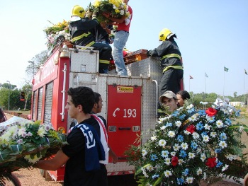 Emoção marca sepultamento dos  atletas de Porto Velho