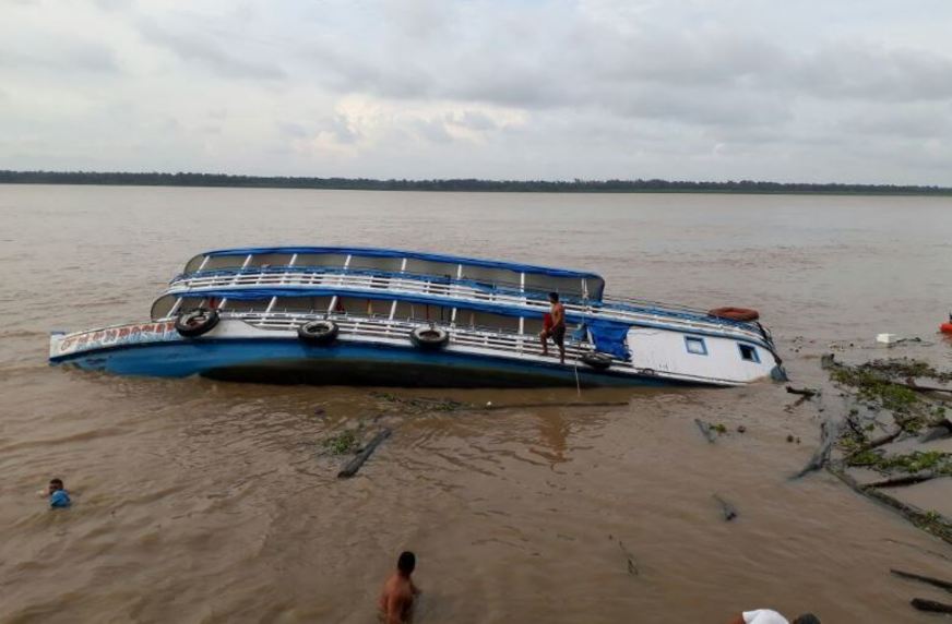 Barco com quase 40 passageiros naufraga no Rio Amazonas