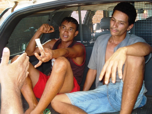 Dupla é presa por desacato após polícia constatar embriaguês e perturbação da paz - Confira fotos