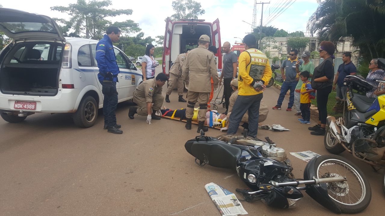 ACIDENTE: Táxi atinge moto e deixa mulher com várias lesões