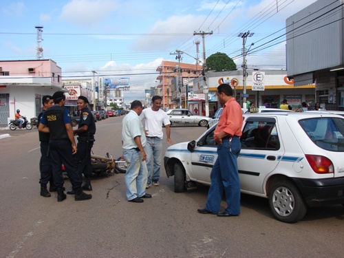 CENA DA CIDADE - Taxista faz manobra para estacionar e motoboy atinge a danteira do carro