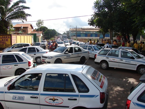 Taxistas bloqueiam avenida Carlos Gomes em protesto contra esgoto entupido