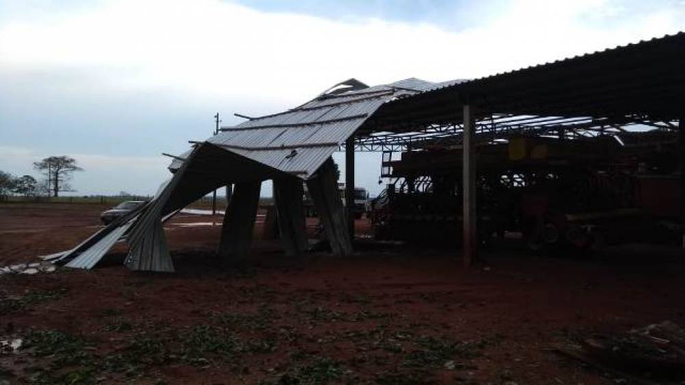 IMPRESSIONANTE: Forte temporal destelha casas e chove granizo em Rondônia