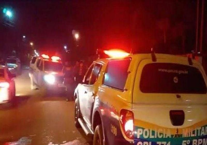 NO TÓRAX: Jovem é atacado a tiros na frente da residência da sogra 