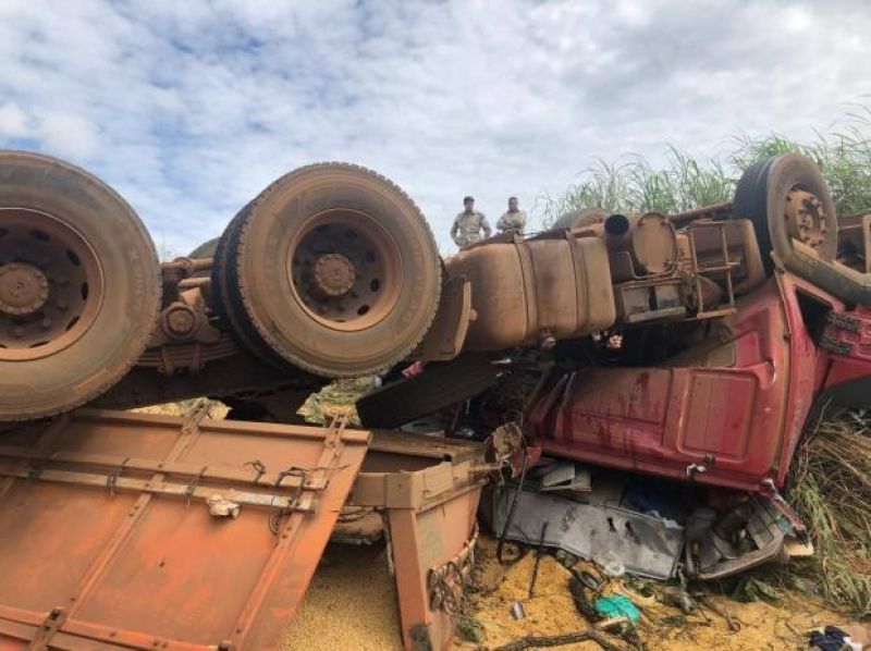 TRAGÉDIA: Casal rondoniense morre após carreta tombar em rodovia