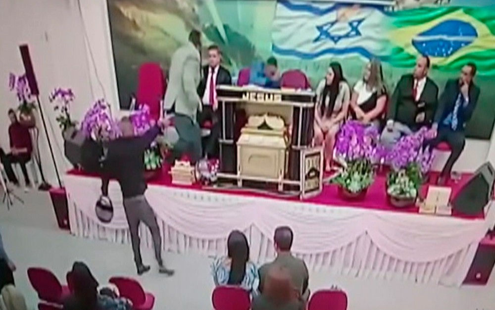 ASSISTA: Igreja transmite ao vivo momento em que pastor é baleado em púlpito