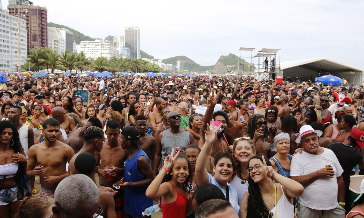 PREVENÇÃO: Médico diz como doença do beijo pode ser evitada no carnaval