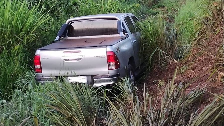 VÍDEO: Motorista atravessa pista da BR-364 e vai parar no meio do mato