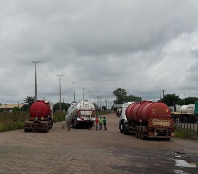 Tanque com 29 toneladas de composto combustível cai de caminhão no Posto Fiscal