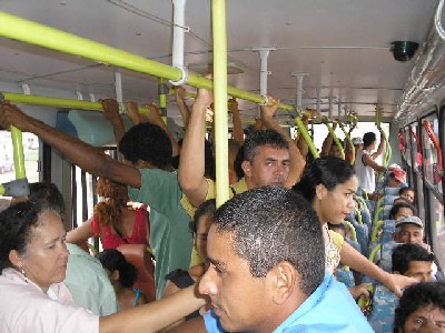 Moradores de Candeias insatisfeitos com transporte coletivo - Foto