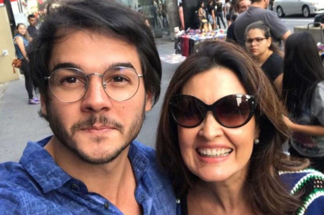 ASSISTA: Fátima Bernardes faz aniversário e ganha surpresa do namorado Túlio Gadelha