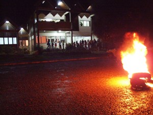 Vilhena - Acadêmicos de Jornalismo fecham universidade por falta de aulas 