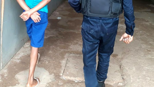 FACA: Adolescente de 14 anos é detido após roubar mulher em frente de casa