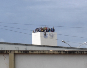 Mortos são pendurados na caixa d´agua. Detentos amaeaçam matar mais 