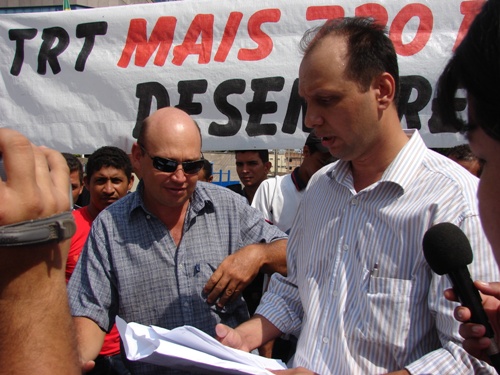 Comissão de vigilantes que teve receita bloqueada entrega chaves da empresa no Tribunal Regional do Trabalho