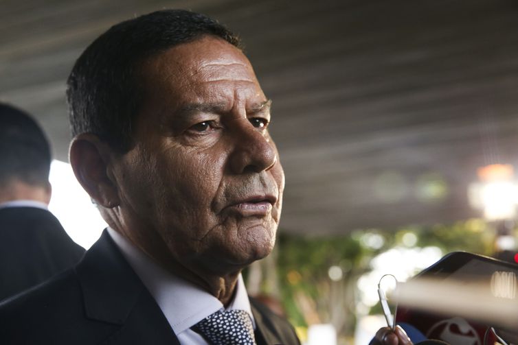 FORA: Brasil não vai participar de intervenção na Venezuela, diz Mourão