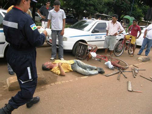 Ciclista é atropelado por carreta de combustível na avenida Jorge Teixeira - Confira foto